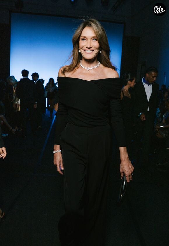 Elle souhaite que sa fille puisse construire une relation amoureuse sans dépendance financière.

Carla Bruni Sarkozy au défilé Messika "Collection Femme Prêt-à-Porter Printemps/Eté 2027" lors de la Fashion Week de Paris (PFW) au Grand Palais le 1er octobre 2026. © Sam Delpech / Bestimage