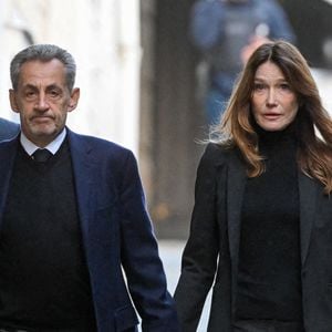 Nicolas Sarkozy, accompagné de sa femme Carla Bruni, sort de son domicile pour être incarcéré à la prison de La Santé à Paris, France, le 21 octobre 2025

© Bestimage