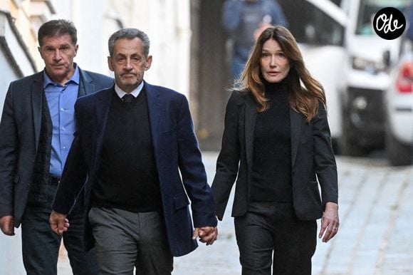 Nicolas Sarkozy, accompagné de sa femme Carla Bruni, sort de son domicile pour être incarcéré à la prison de La Santé à Paris, France, le 21 octobre 2025

© Bestimage