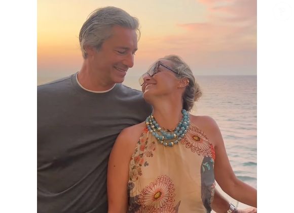 Ce lundi 18 août 2025, Caroline Roux a immortalisé sa virée en bateau avec l'homme de sa vie, également papa de deux adolescentes : Victoire (2000) et Sixtine (2002), fruits de son ancienne union avec Charlotte Chandellier.

Caroline Roux immortalisée avec son époux Laurent Solly sur Instagram (Capture d'écran - lundi 18 août 2025).