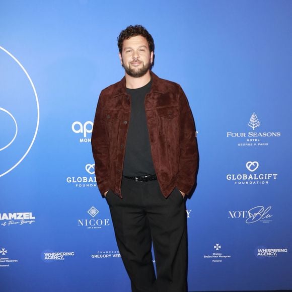 César est entré en 5e l'an passé et semble bien vivre cette nouvelle étape de sa scolarité.

Claudio Capéo - Photocall du Global Gift Gala Paris à l'hôtel Four Seasons George V à Paris le 8 novembre 2025. © Marc Ausset-Lacroix/Bestimage