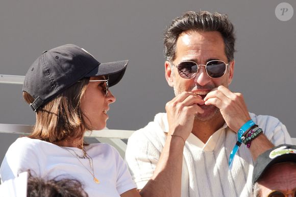 "C’est un grand moment d’amour, je ne le nie pas. Mais l’organisation, et la journée, quand je vois mes potes courir après le tonton qu’on n’a pas vu depuis 100 ans avec qui il faut faire la photo. Tout ça, ça me…"

Florent Peyre et sa compagne Virginie Stref dans les tribunes lors des Internationaux de France de Tennis de Roland Garros 2023. Paris, le 29 mai 2023. 
© Jacovides / Moreau / Bestimage