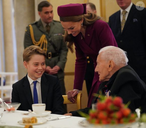 Kate Middleton et le Prince George lors de la célébration du 80ème anniversaire de la fin de la Seconde Guerre mondiale, à Londres, le 5 mai 2025.

Photo : Alpha Agency / Bestimage