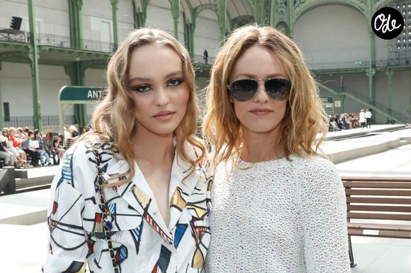 Lily-Rose Depp et sa mère Vanessa Paradis - Les célébrités au photocall du défilé "Chanel Cruise Collection 2020" au Grand Palais. Paris, le 3 mai 2019.
© Olivier Borde/Bestimage
