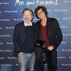 Denis Olivennes et sa compagne Inès de La Fressange -Avant-première du film "Moi qui t'aimais" au Publicis Cinémas à Paris à Paris le 25 septembre 2025. c Coadic Guirec/Bestimage