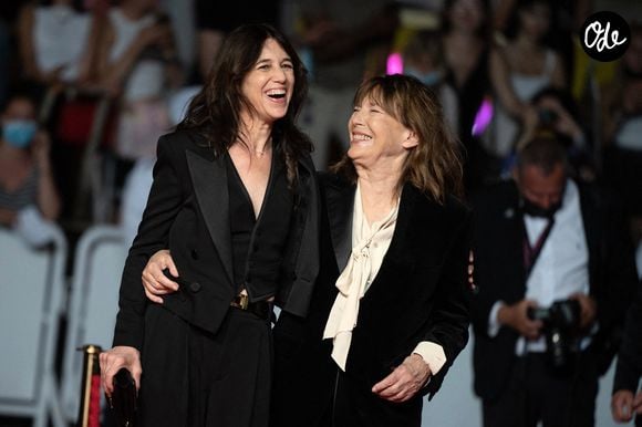 Charlotte Gainsbourg et Jane Birkin assistent à la projection du film « Jane par Charlotte » lors du 74e Festival de Cannes, le 7 juillet 2021 à Cannes, en France.Photo de David Niviere/ABACAPRESS.COM