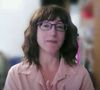 Celle qui, jusqu'ici, dissimulait son visage derrière une perruque et des lunettes menait une double vie depuis ses débuts : en parallèle de ses publications, elle exerçait en tant que médecin spécialisée dans les troubles cérébraux. 

Freida McFadden mise à l'honneur via la chaîne - Mikayla’s Book Nook - YouTube - (Capture d'écran).