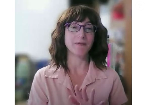 Celle qui, jusqu'ici, dissimulait son visage derrière une perruque et des lunettes menait une double vie depuis ses débuts : en parallèle de ses publications, elle exerçait en tant que médecin spécialisée dans les troubles cérébraux. 

Freida McFadden mise à l'honneur via la chaîne - Mikayla’s Book Nook - YouTube - (Capture d'écran).