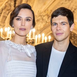 Et pour cause, le film "Love Actually" sorti au début des années 2000 dans lequel elle s'est illustrée sera diffusée ce jeudi 19 décembre 2024 sur TF1.

Keira Knightley et son mari James Righton au photocall du défilé de mode Chanel Haute-Couture automne-hiver 2024/2025 au palais Garnier lors de la Fashion Week de Paris, France, le 25 juin 2024. © Olivier Borde/Bestimage