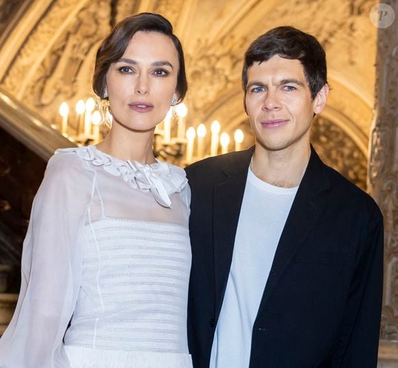 Et pour cause, le film "Love Actually" sorti au début des années 2000 dans lequel elle s'est illustrée sera diffusée ce jeudi 19 décembre 2024 sur TF1.

Keira Knightley et son mari James Righton au photocall du défilé de mode Chanel Haute-Couture automne-hiver 2024/2025 au palais Garnier lors de la Fashion Week de Paris, France, le 25 juin 2024. © Olivier Borde/Bestimage