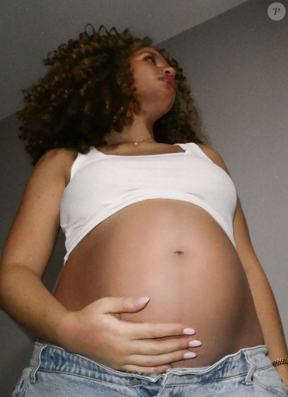 En légende, la future maman a écrit : "Ce n’est pas toujours facile, mais je suis profondément reconnaissante pour ce cadeau qui rappelle que ça vaut la peine de se battre. Merci la vie, vraiment".

Capture d'écran Instagram Léa Haddad.