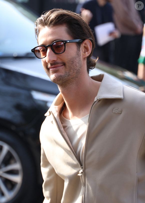 Pour une "simple" escapade en basse saison, il faudra casser sa tirelire avec des tarifs démarrant généralement autour de 500 à 800 euros la nuit. 

Pierre Niney aux arrivées du défilé Lacoste Collection Femme Prêt-à-Porter Automne/Hiver 2026-2027 lors de la Fashion Week de Paris (PFW) à Roland Garros, à Paris, France, le 8 mars 2026. © Denis Guignebourg/Bestimage