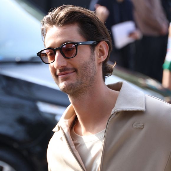 Pour une "simple" escapade en basse saison, il faudra casser sa tirelire avec des tarifs démarrant généralement autour de 500 à 800 euros la nuit. 

Pierre Niney aux arrivées du défilé Lacoste Collection Femme Prêt-à-Porter Automne/Hiver 2026-2027 lors de la Fashion Week de Paris (PFW) à Roland Garros, à Paris, France, le 8 mars 2026. © Denis Guignebourg/Bestimage