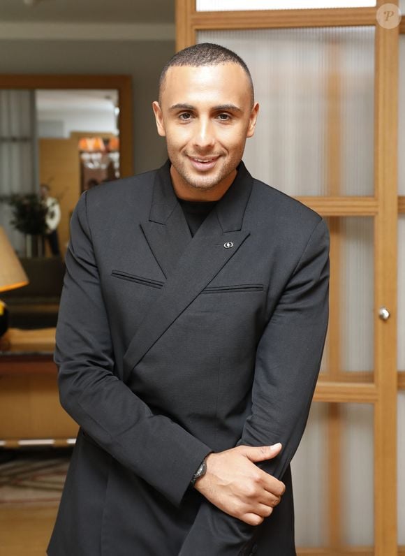 Un concept intime présenté à "Paris Insider Food", inspiré de son propre appartement.

Exclusif - Yazid Ichemrahen - Le Royal Monceau - Raffles Paris confie les rênes de sa pâtisserie à Y.Ichemrahen, globe-trotter formé auprès des plus grands noms de la profession et Champion du Monde de Pâtisserie "Desserts Glacés"

Paris le 28 mai 2024.