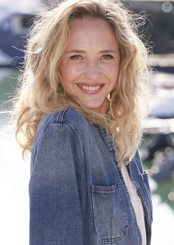 Il est vrai qu'une neuvième saison devait avoir lieu.

Hélène de Fougerolles de la série Sam, 25e édition du Festival de la fiction télé de La Rochelle, vendredi 15 septembre 2023. © Christophe Aubert via Bestimage