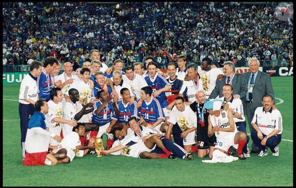 tv- archives - bruno martini, lionel charbonnier, alain boghossian, laurent blanc, lilian thuram, bixente lizarazu, vincent candela, christian karembeu, aime jacquet, didier deschamps, marcel desailly, bernard diomede, roger lemerre, emmanuel petit, thierry henry, zinedine zidane, robert pires, christophe dugarry, youri djorkaeff, fabien barthez, patrick vieira, henri emile, david trezeguet - l' equipe de france vainqueur de la coupe du monde de football en 1998
AGENCE / BESTIMAGE