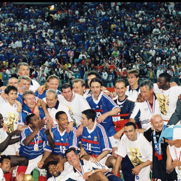 tv- archives - bruno martini, lionel charbonnier, alain boghossian, laurent blanc, lilian thuram, bixente lizarazu, vincent candela, christian karembeu, aime jacquet, didier deschamps, marcel desailly, bernard diomede, roger lemerre, emmanuel petit, thierry henry, zinedine zidane, robert pires, christophe dugarry, youri djorkaeff, fabien barthez, patrick vieira, henri emile, david trezeguet - l' equipe de france vainqueur de la coupe du monde de football en 1998
AGENCE / BESTIMAGE