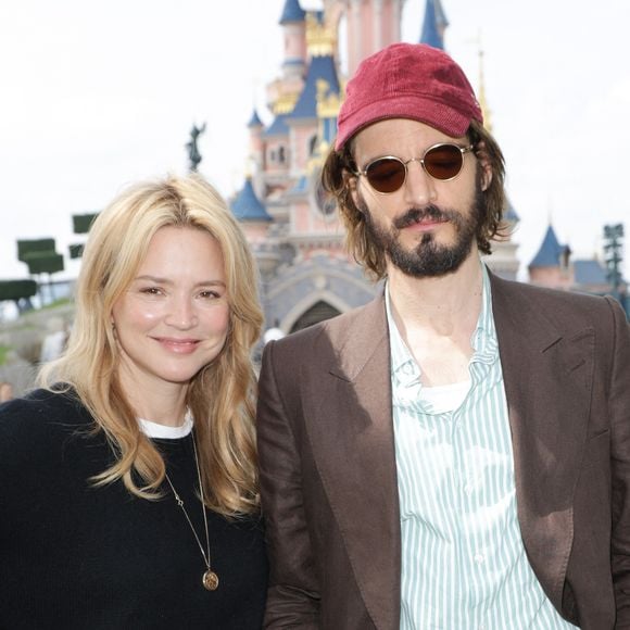 Virginie Efira et son compagnon Niels Schneider au lancement du Disney Music Festival à Disneyland Paris le 26 avril 2025. © Coadic Guirec / Bestimage