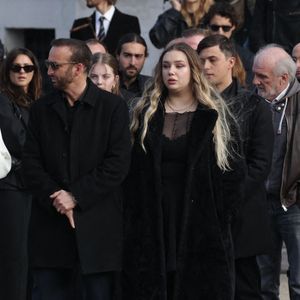 La fille d'Emilie Dequenne, Milla Savarese, et Michel Ferracci lors des funérailles de l'actrice belge Emilie Dequenne au crématorium du cimetière du Père Lachaise à Paris, France, le 26 mars 2025. Emilie Dequenne, qui avait remporté le prix de la meilleure actrice au Festival de Cannes en 1999 pour son premier rôle dans le film Rosetta des Dardenne, est décédée à l'âge de 43 ans des suites d'un cancer rare des glandes surrénales. Photo by Nasser Berzane/ABACAPRESS.COM