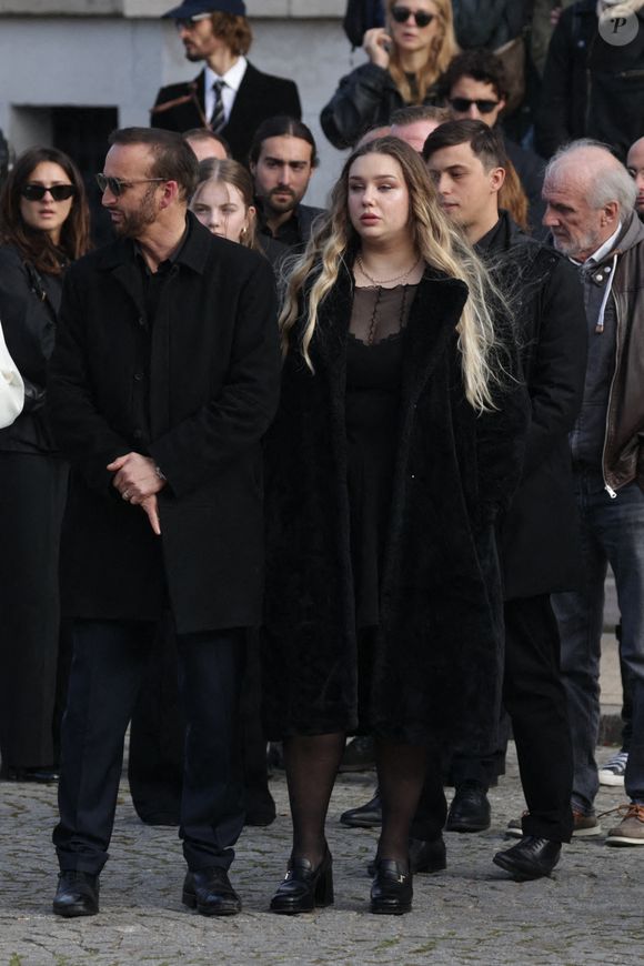 La fille d'Emilie Dequenne, Milla Savarese, et Michel Ferracci lors des funérailles de l'actrice belge Emilie Dequenne au crématorium du cimetière du Père Lachaise à Paris, France, le 26 mars 2025. Emilie Dequenne, qui avait remporté le prix de la meilleure actrice au Festival de Cannes en 1999 pour son premier rôle dans le film Rosetta des Dardenne, est décédée à l'âge de 43 ans des suites d'un cancer rare des glandes surrénales. Photo by Nasser Berzane/ABACAPRESS.COM