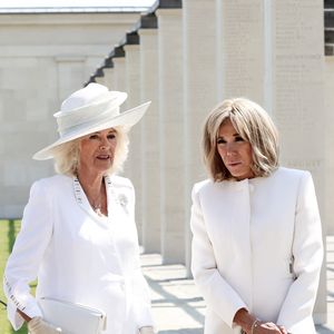 Le président français, Emmanuel Macron et le roi Charles III d'Angleterre accompagné de la première dame, Brigitte Macron et la Camilla Parker Bowles, reine consort d'Angleterre lors de la cérémonie franco-britannique au mémorial de Ver-sur-mer, lors du 80e anniversaire du débarquement, le 6 juin 2024. © Stéphane Lemouton/Bestimage