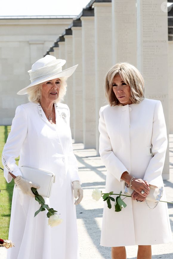 Le président français, Emmanuel Macron et le roi Charles III d'Angleterre accompagné de la première dame, Brigitte Macron et la Camilla Parker Bowles, reine consort d'Angleterre lors de la cérémonie franco-britannique au mémorial de Ver-sur-mer, lors du 80e anniversaire du débarquement, le 6 juin 2024. © Stéphane Lemouton/Bestimage