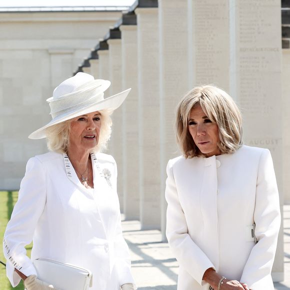 Le président français, Emmanuel Macron et le roi Charles III d'Angleterre accompagné de la première dame, Brigitte Macron et la Camilla Parker Bowles, reine consort d'Angleterre lors de la cérémonie franco-britannique au mémorial de Ver-sur-mer, lors du 80e anniversaire du débarquement, le 6 juin 2024. © Stéphane Lemouton/Bestimage