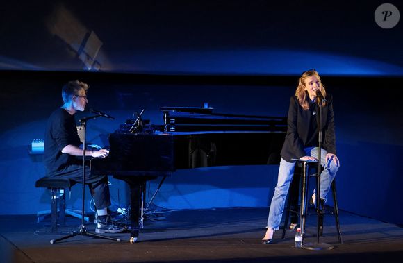 Concert surprise, après la projection de son film, d'Isabelle Carré, accompagnée par son frère Benoît Carré au piano lors de la 7e édition du festival Cineroman à Nice le 1er Octobre 2025 © Bebert-Jacovides/Bestimage