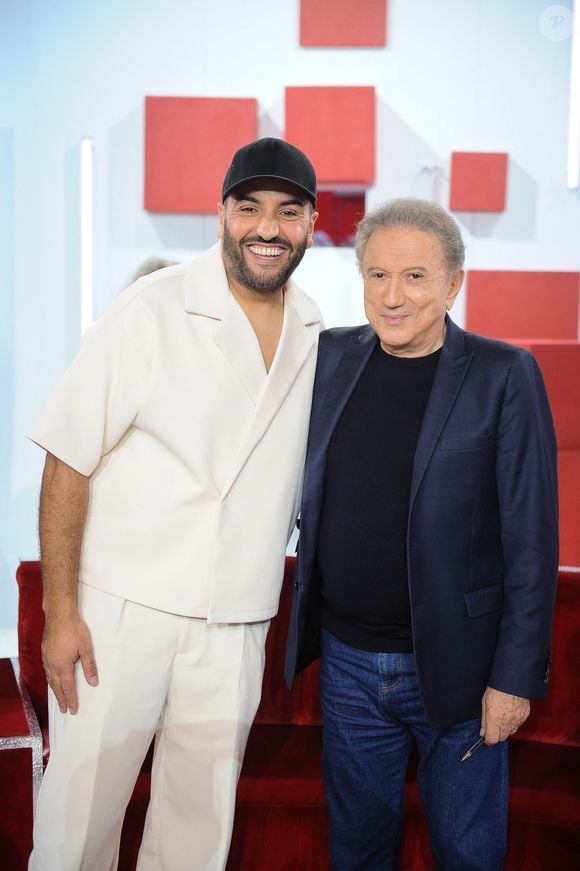 Exclusif - Le magicien Kamel et Michel Drucker - Enregistrement de l'émission Vivement dimanche au studio Rive gauche , presentée par Michel Drucker . Diffusion sur France 3 le 30 novembre 2025. © Guillaume Gaffiot / Bestimage