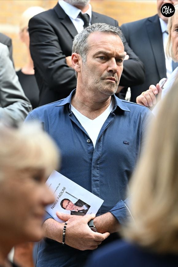 Interrogé par Le Dauphiné Libéré, Marc-Emmanuel, bouleversé, s'est confié : "J'ai fait tout ça, y'a plus rien. J'ai besoin d'aide."

Marc-Emmanuel Dufour - Sorties des obsèques de Nonce Paolini en l'église Saint-Honoré-d'Eylau, 66 bis, avenue Raymond-Poincaré à Paris, France, le 23 juillet 2024.  

Photo : Agence / Bestimage
