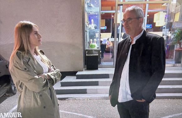 "C'était quand on est revenu après le cours de danse". A ce moment-là, Pascaline "prenait sa douche". "C'était trop sympa. Ce n'était pas un baiser volé, c'était plus que ça", ajoute-t-il auprès de sa fille, laquelle comprend qu'il s'agissait d'une "galoche". 

Gilles dans "L'amour est dans le pré" avec ses prétendantes Pascaline et Isabelle