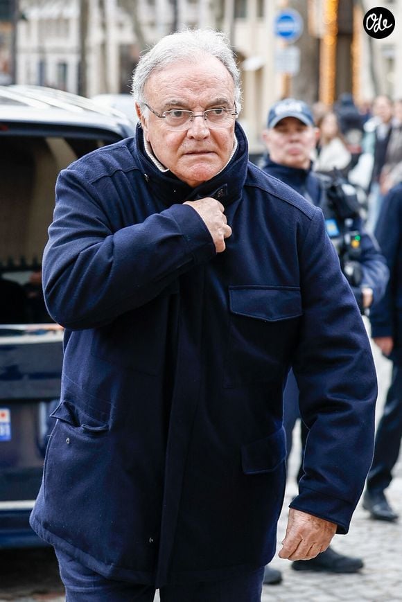 Il estime qu'un client heureux peut en attirer de nouveaux, tandis qu'un client mécontent risque au contraire de les éloigner. 

Alain Afflelou - Arrivées à la cérémonie religieuse en hommage à Rolland Courbis en l’église de la Madeleine à Paris, France, le 14 janvier 2026. © Jacovides-Moreau/Bestimage