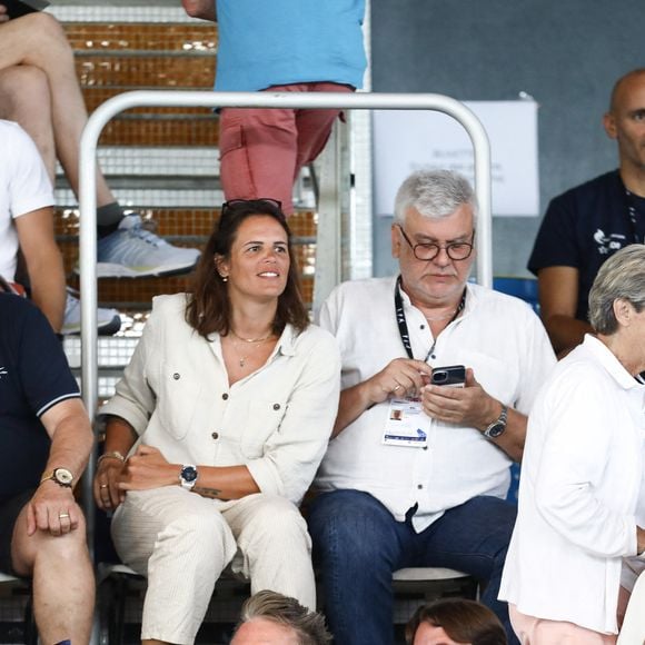 "Pendant tout ce processus, de 2001 à 2008, on n'a pas eu la sensation qu'elle était en manque d'affection".

Laure Manaudou et son père Jean-Luc Manaudou assistent dans les tribunes aux championnats de France Élites en grand bassin de natation à Rennes, France, le 15 juin 2023. © Mickael Chavet/Zuma Press/Bestimage