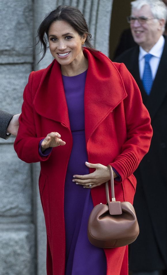 Le prince Harry, duc de Sussex,  et Meghan Markle, duchesse de Sussex (enceinte)  lors d'une visite à Birkenhead le 14 janvier 2019. Ils passent à Hamilton square devant la sculpture du poète Wilfred Owen à l'occasion du centenaire de sa mort. AGENCE / BESTIMAGE