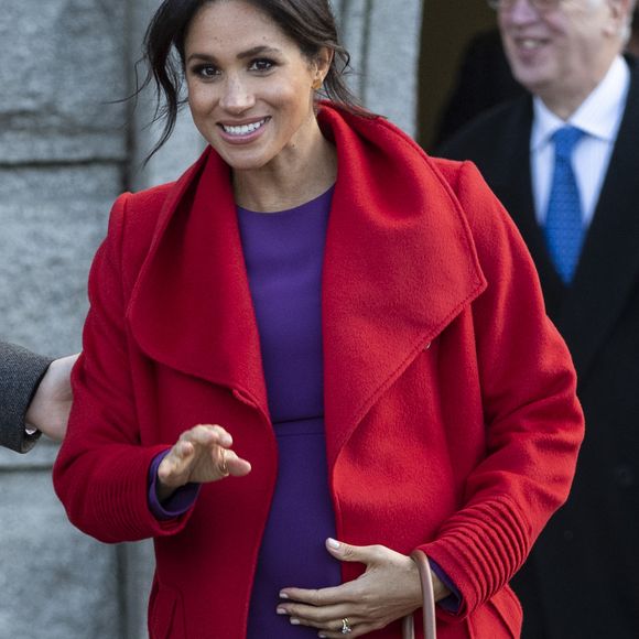 Le prince Harry, duc de Sussex,  et Meghan Markle, duchesse de Sussex (enceinte)  lors d'une visite à Birkenhead le 14 janvier 2019. Ils passent à Hamilton square devant la sculpture du poète Wilfred Owen à l'occasion du centenaire de sa mort. AGENCE / BESTIMAGE