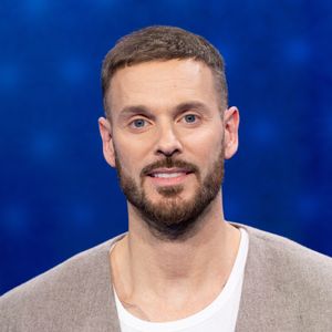 Exclusif - Matt Pokora pour les surprises lors de l'enregistrement de l'émission "La Boîte à secrets", présentée par Faustine Bollaert et diffusée le 17 octobre sur France 3, dans les studios du Lendit à Saint-Denis, France, le 23 septembre 2025. © Cyril Moreau/Bestimage
