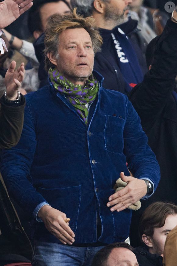 Laurent Delahousse - Célébrités assistent au 1/8e de finale aller de la Ligue des champions 2024-25 entre le PSG contre Liverpool (0-1) au Parc des Princes à Paris le 5 mars 2025. © Cyril Moreau/Bestimage