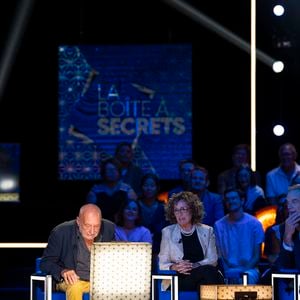 Exclusif - François Berléand, Mireille Dumas et Garou lors de l'enregistrement de l'émission "La Boîte à secrets", présentée par F.Bollaert et diffusée le 26 septembre 2025 sur France 3, dans les studios du Lendit à Saint-Denis, Seine Saint-Denis, France, le 8 septembre 2025. © Pierre Perusseau/Bestimage