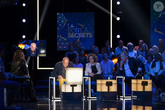 Exclusif - François Berléand, Mireille Dumas et Garou lors de l'enregistrement de l'émission "La Boîte à secrets", présentée par F.Bollaert et diffusée le 26 septembre 2025 sur France 3, dans les studios du Lendit à Saint-Denis, Seine Saint-Denis, France, le 8 septembre 2025. © Pierre Perusseau/Bestimage