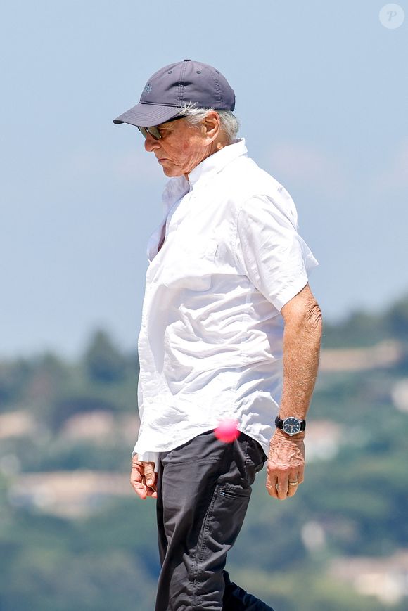 Il a profité de sa venue à Saint-Tropez pour faire escale dans la ville voisine de Cannes

L'acteur et producteur américain Michael Douglas, 80 ans, arrive au club 55 sur la plage de Pampelonne à Saint-Tropez (Ramatuelle), Côte d'Azur, France, le 16 juillet 2025. © Bestimage
