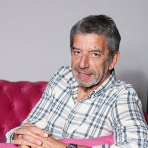Avec soulagement, l'homme de télévision explique aujourd'hui avoir réussi à transformer ce bouillonnement permanent en une véritable force créative.

Exclusif - Michel Cymes - 15ème édition de l'événement caritatif "Glisse en coeur" au Grand Bornand, au profit de l'association "Alpysia" (Alliance Paralysie cérébrale des Alpes). Le 22 mars 2024
© Denis Guignebourg / Bestimage