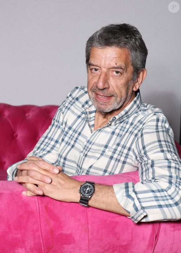 Avec soulagement, l'homme de télévision explique aujourd'hui avoir réussi à transformer ce bouillonnement permanent en une véritable force créative.

Exclusif - Michel Cymes - 15ème édition de l'événement caritatif "Glisse en coeur" au Grand Bornand, au profit de l'association "Alpysia" (Alliance Paralysie cérébrale des Alpes). Le 22 mars 2024
© Denis Guignebourg / Bestimage