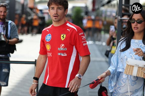 Ses accessoires de luxe, dont un sac Hermès en osier, ont complété ses tenues avec raffinement.

Alexandra Leclerc, compagne de CHARLES LECLERC en compagnie de leur chien Leo Leclerc, vendredi 24 juillet 2026, lors du Grand Prix de Hongrie de Formule 1. Photo de DPA/ABACA