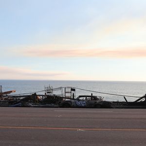 - Vues générales de la Pacific Coast Highway et de ce qui reste du restaurant Moonshadows après les incendies dans la région de Los Angeles



Pictured: Malibu PCH