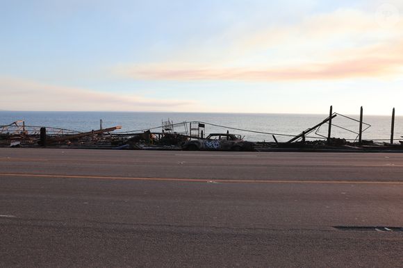 - Vues générales de la Pacific Coast Highway et de ce qui reste du restaurant Moonshadows après les incendies dans la région de Los Angeles



Pictured: Malibu PCH