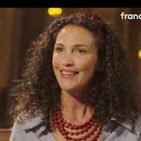 "Ce matin, avant de partir..." : Linda Hardy perd ses moyens face à Frédéric Lopez, un évènement est survenu avec son fils avant Un dimanche à la campagne