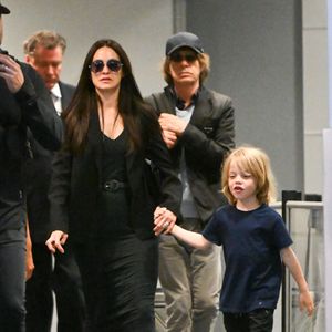 "Après avoir eu mon fils, je me suis rendue compte qu'être ballerine et maman, c'est incompatible", a confié Melanie Hamrick au "Parisien", le 10 avril 2025. "Mon compagnon voyageant aussi beaucoup, il a fallu se poser la question : qu'est-ce qui est le plus important pour moi ?"

Exclusif -  Rare apparition de Mick Jagger, sa compagne Melanie Hamrick et leur fils Deveraux à l'aéroport JFK de New York City, New York, Etats-Unis, le 15 juin 2023. (The ImageDirect / Bestimage).