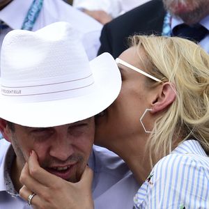 Elodie Gossuin et son mari Bertrand Lacherie dans les tribunes lors des internationaux de tennis de Roland Garros à Paris, France, le 4 juin 2019. 

© Jean-Baptiste Autissier/Panoramic/Bestimage
