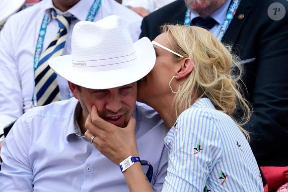 Elodie Gossuin et son mari Bertrand Lacherie dans les tribunes lors des internationaux de tennis de Roland Garros à Paris, France, le 4 juin 2019. 

© Jean-Baptiste Autissier/Panoramic/Bestimage