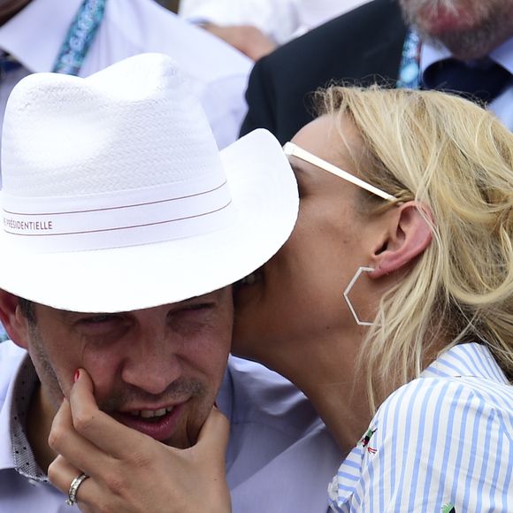 Elodie Gossuin et son mari Bertrand Lacherie dans les tribunes lors des internationaux de tennis de Roland Garros à Paris, France, le 4 juin 2019. 

© Jean-Baptiste Autissier/Panoramic/Bestimage